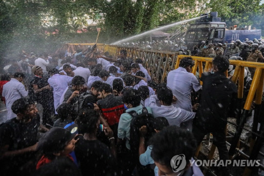 지난 5월 29일(현지시간) 스리랑카 수도 콜롬보의 대통령궁 주변에서 보안군이 대통령 퇴진을 요구하는 반정부 시위대를 향해 최루 가스를 살포하고 물대포를 쏘고 있다. <콜롬보 EPA=연합뉴스>